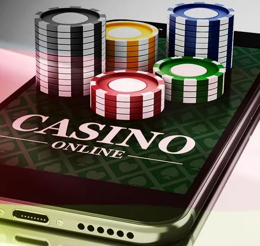En mobiltelefon med texten "Casino Online" och spelmarker på sig.